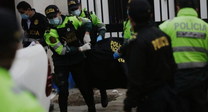 Tres supuestos policías acribillan a vendedor de frutas