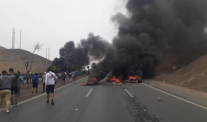 Colectiveros protestaron quemando llantas en carretera Colectiveros protestaron quemando llantas en carretera
