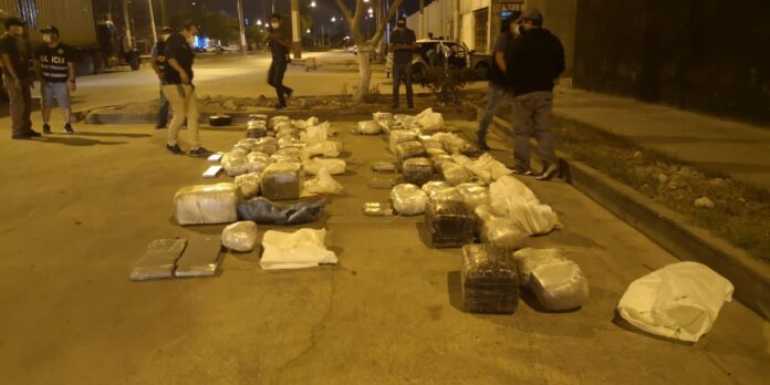 Policía frustra “pase” de harta droga oculta en camión cisterna Policía frustra “pase” de harta droga oculta en camión cisterna
