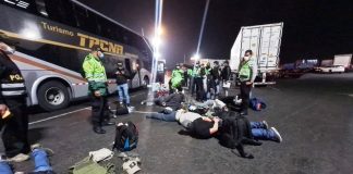 Caen 12 en bus interprovincial con armas y chalecos antibalas