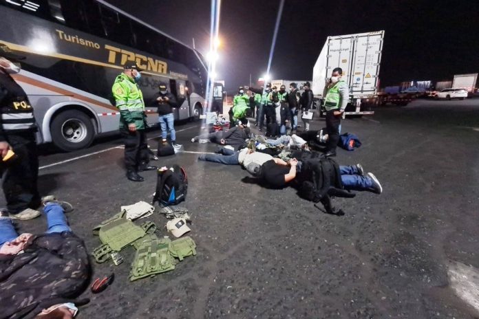 Caen 12 en bus interprovincial con armas y chalecos antibalas