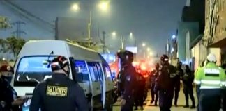 Asalto a combi dejó a ladrón y pasajero heridos de bala