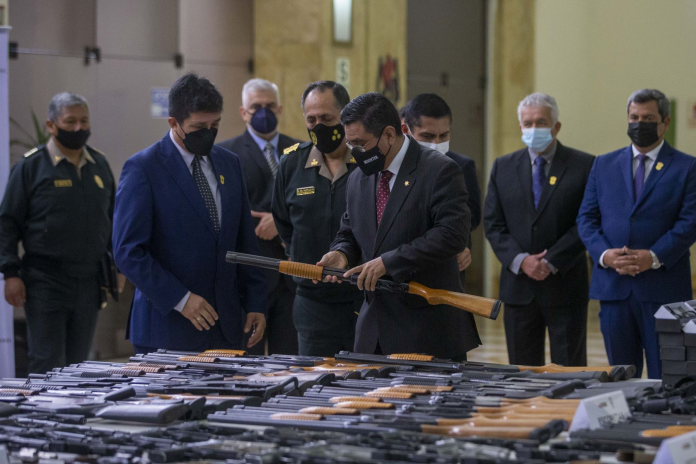 Sucamec entrega armas y municiones a la PNP
