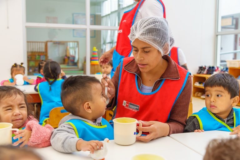 Cuna Más: ¿quiénes cuidan y atienden a las niñas y niños en el Centro Infantil de Atención Integral?