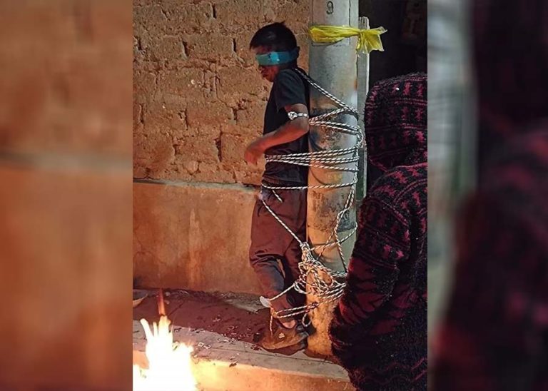 Flagelan y atan a poste a robacarros