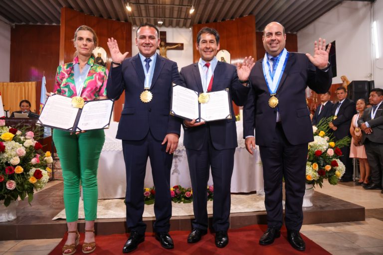 Municipalidad de Ventanilla condecora a Ministros de Vivienda y del MIDIS