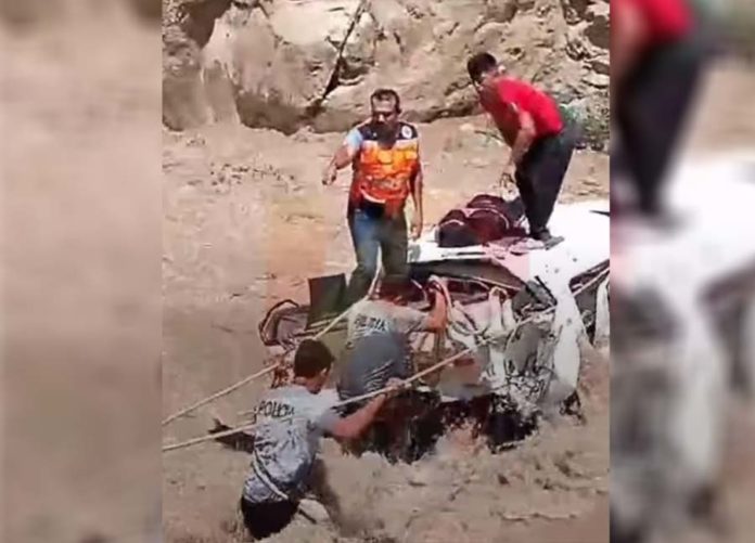 Camioneta cae al río y mueren siete personas
