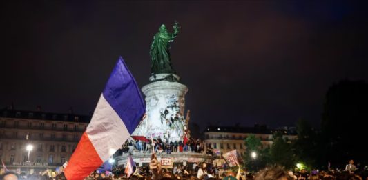 Francia enfrenta transición de crisis presupuestaria a política