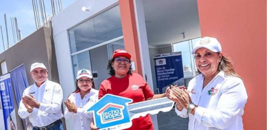 Jefa de Estado entrega viviendas a 900 beneficiarios en Ilo