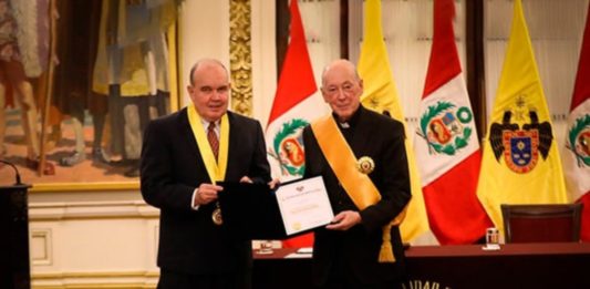 Cardenal Juan Luis Cipriani recibe la Medalla Orden al Mérito en Gran Cruz