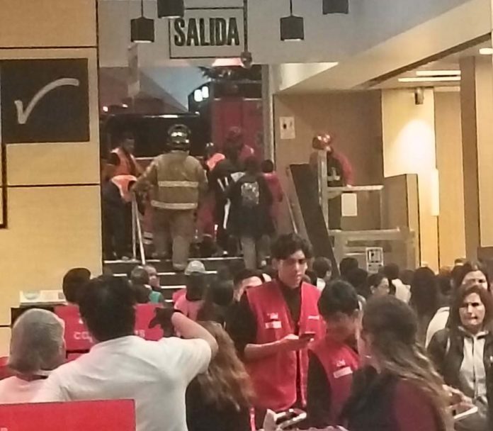 Cae ascensor de supermercado y deja herida una adulta mayor