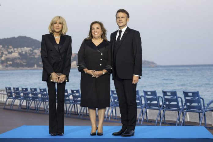 Dina Boluarte y Emmanuel Macron