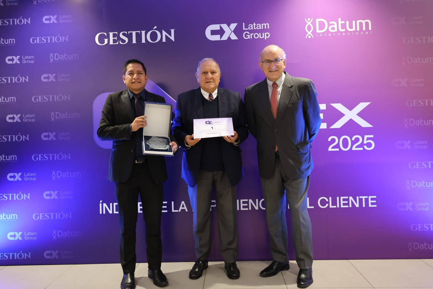 CON PREMIO CX INDEX 2025, RECONOCEN SERVICIO DE CALIDAD QUE OFRECE CAJA HUANCAYO
