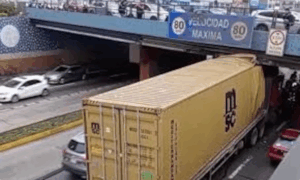 Camión atascado en la Vía Expresa