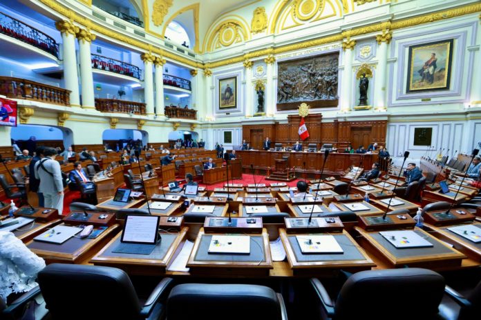 Congresistas se aumentan y van a cobrar más que Dina