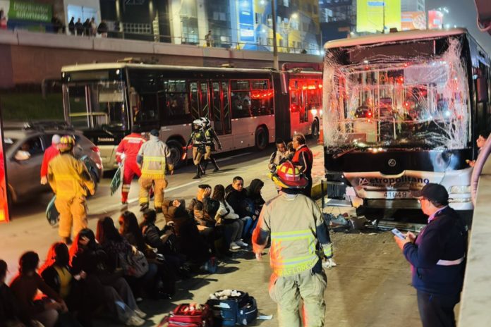 Metropolitano: triple choque en estación Angamos deja 44 heridos
