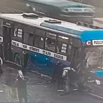 Dos muertos tras choque de bus con valla metálica en Evitamiento