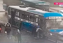 Dos personas perdieron la vida en el violento choque en Evitamiento Dos muertos tras choque de bus con valla metálica en Evitamiento