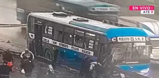 Dos muertos tras choque de bus con valla metálica en Evitamiento