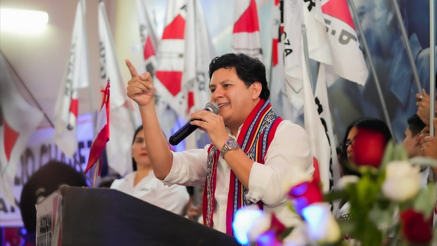 Julio Chávez reta a Barrenechea a declinar su candidatura si este domingo, en consulta universal, las bases no lo eligen.